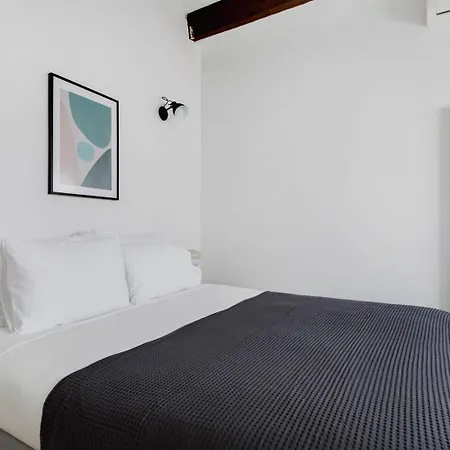 Blueground Galvany Furnished Penthouse Bcn-135 شقة برشلونة
