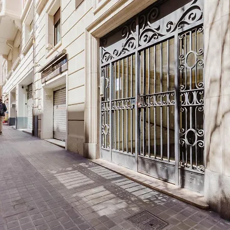 شقة Blueground Galvany Furnished Penthouse Bcn-135